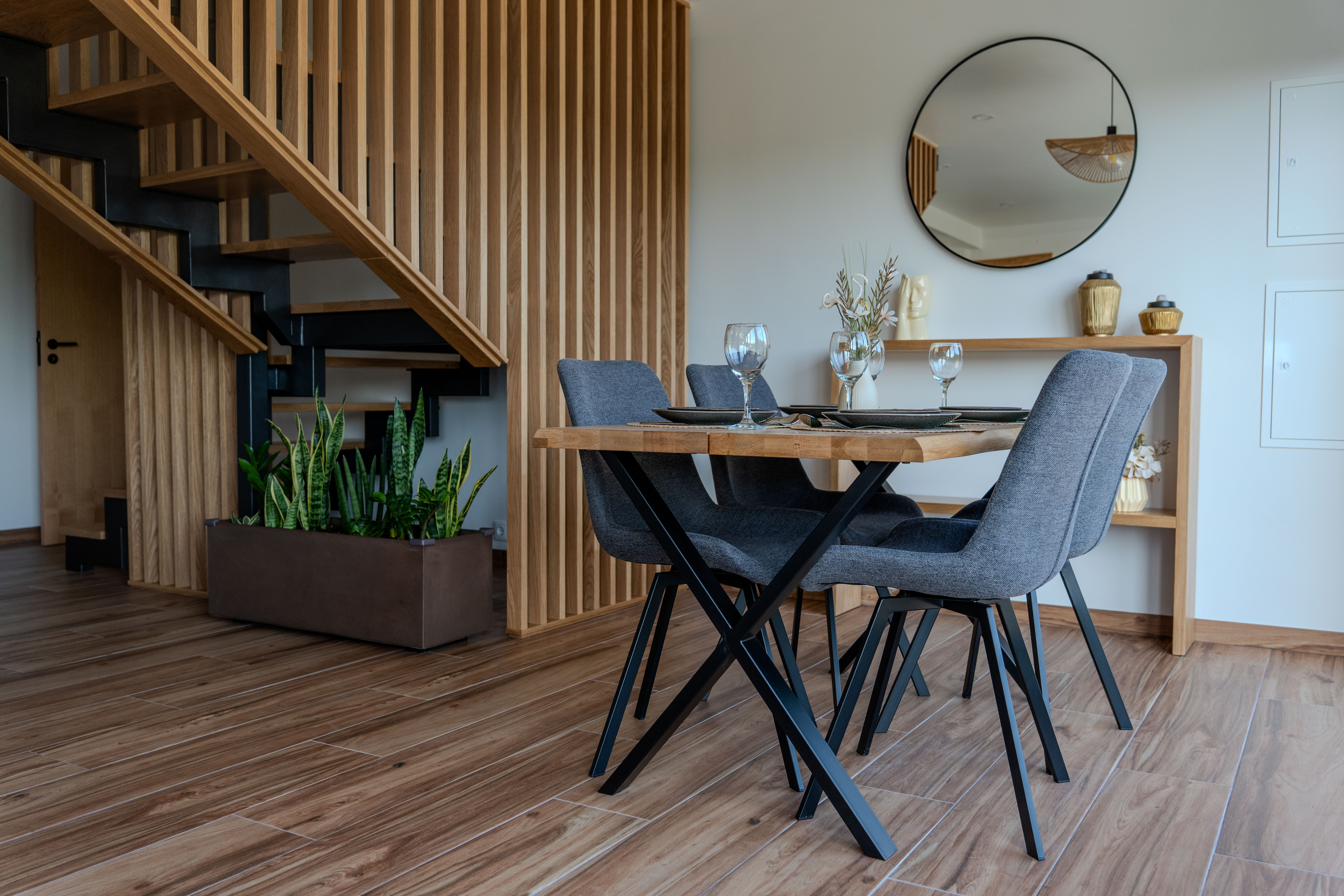 Sala e escadas interiores