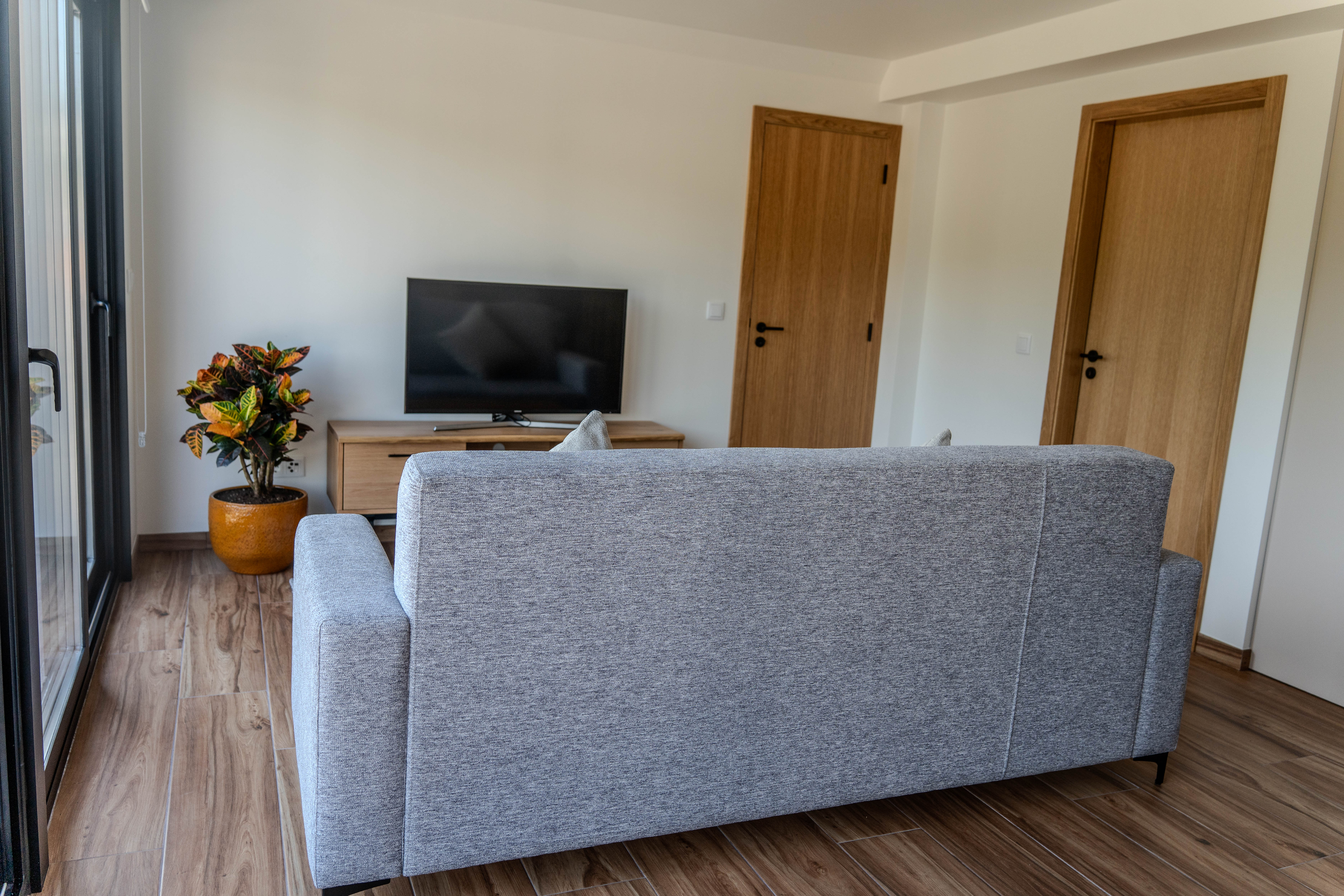 Sala de estar — sofá e janela