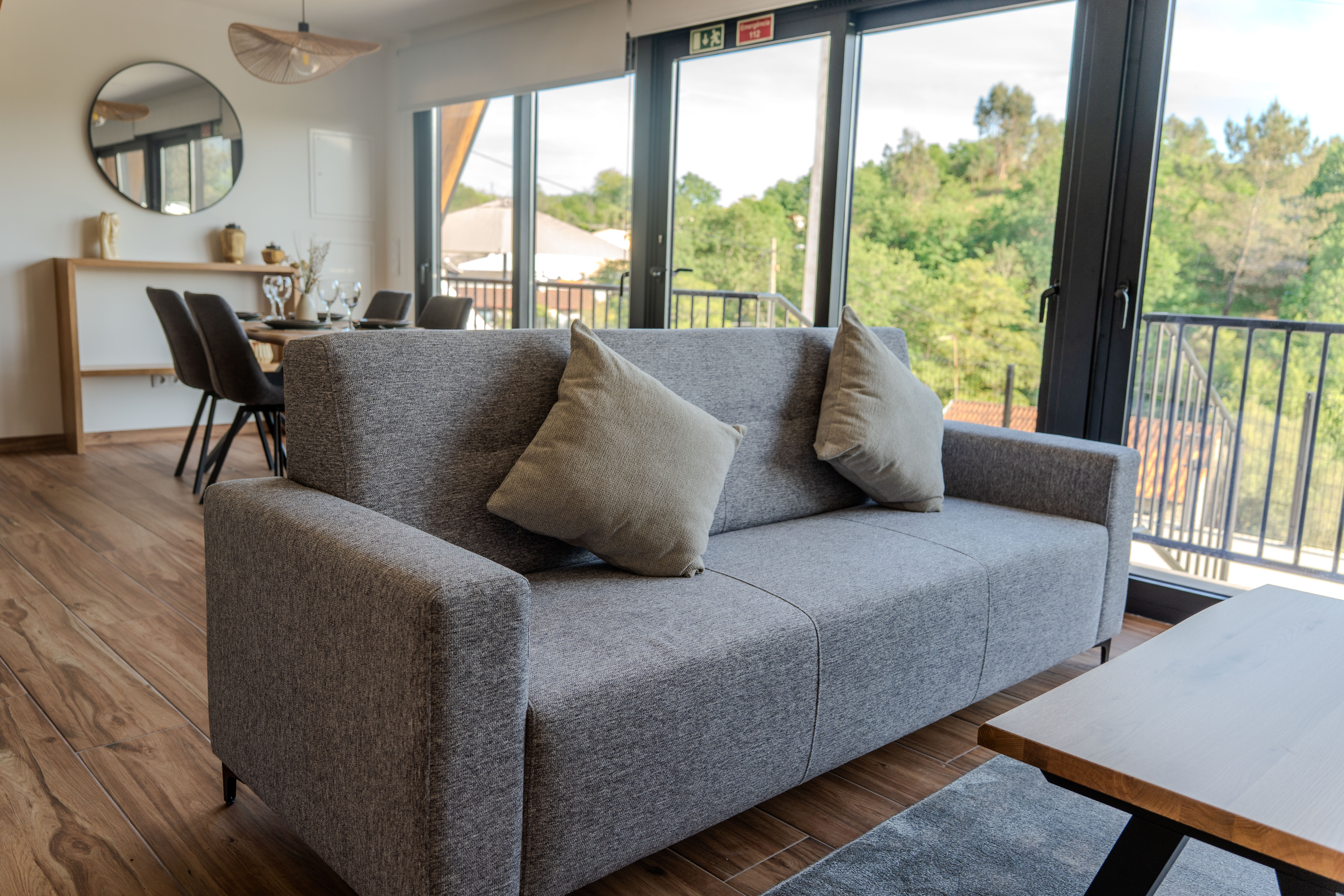 Sala de estar com vista verde