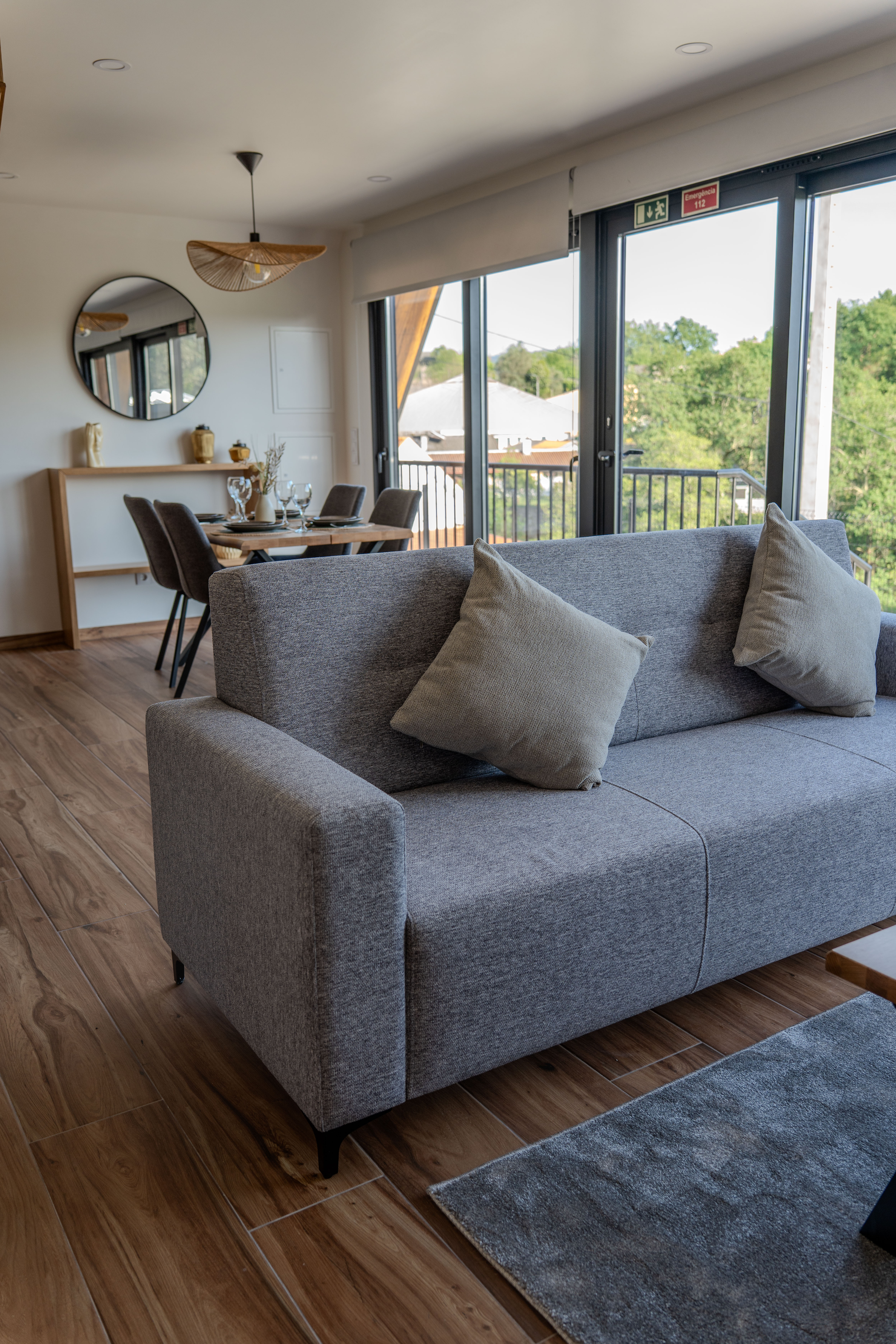 Sala de estar — sofá e vista natureza