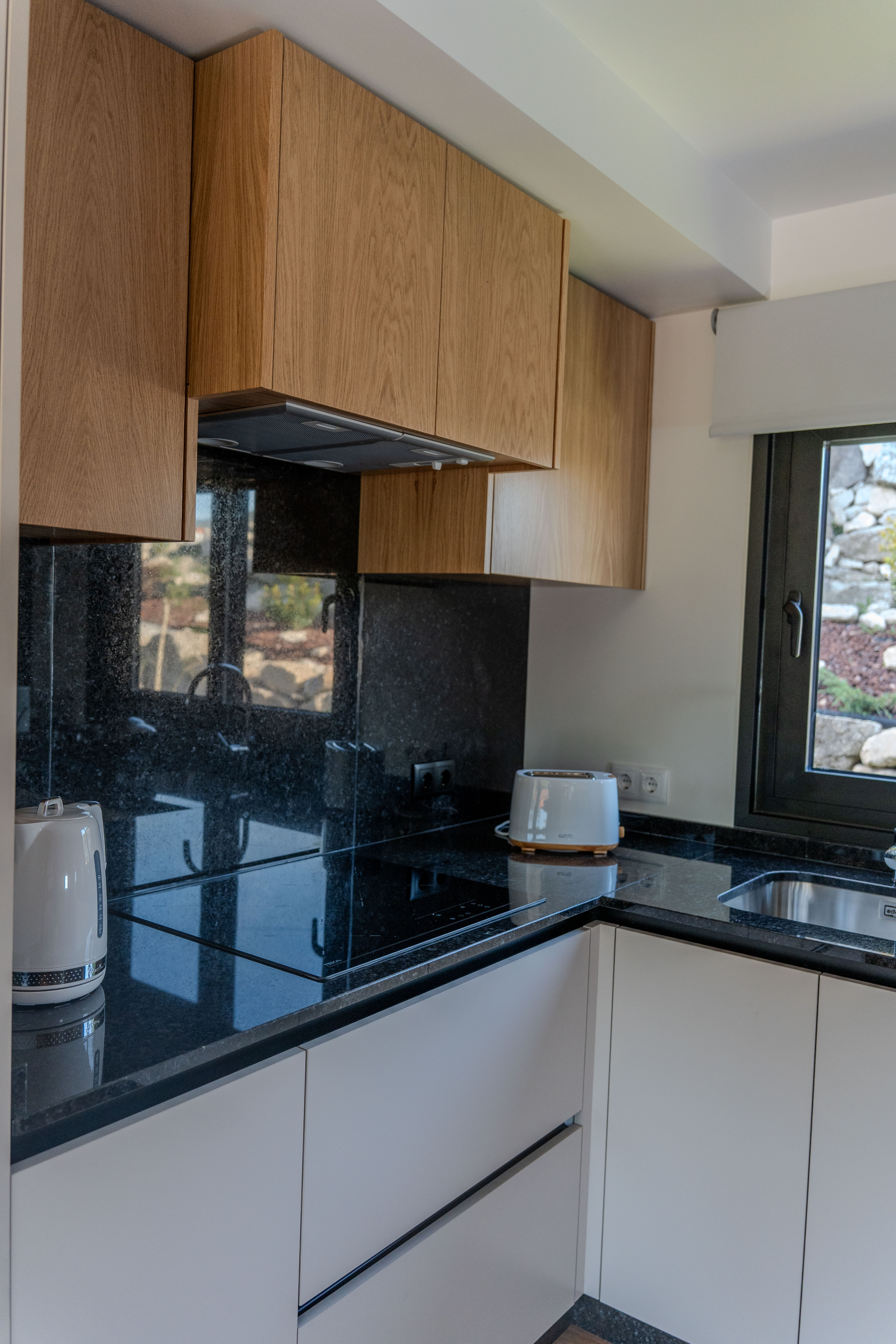 Cozinha — placa e armários em madeira