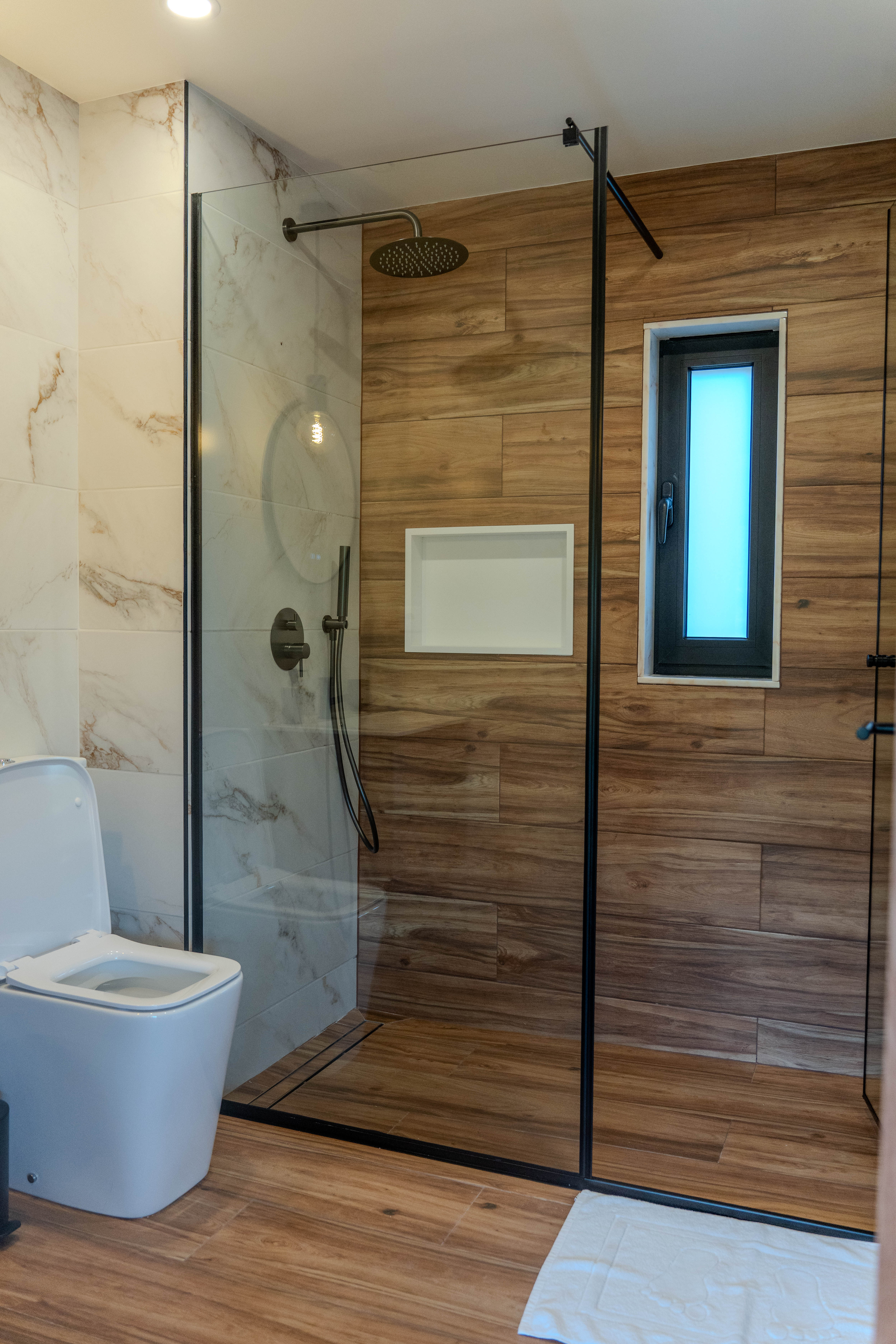 Casa de banho — duche em mármore e madeira